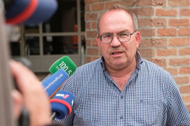Ralf Nolten, Landrat des Kreises Dueren (Düren), beim Statement für die Presse zum Grossbrand in Huertgewald (Hürtgenwald) im Kreis Dueren (Foto vom 15.08.2026). Der Grossbrand in der Gemeinde in Huertgenwald hat sich in der Nacht zu Samstag nicht weiter ausgebreitet. 1.400 Einsatzkraefte sind im Einsatz. Der Brand war am Donnerstagabend in der Eifelgemeinde ausgebrochen und hatte sich am Freitag auf etwa 300 Hektar ausgebreitet, eine Flaeche fast so gross wie der Central Park in New York. Es ist der groesste jemals dokumentierte Waldbrand in Nordrhein-Westfalen. (Siehe epd-Bericht vom 15.08.2026) EDITORIAL USE ONLY *** Ralf Nolten, District Administrator of the Düren District, during a press statement regarding the major fire in Hürtgenwa Copyright: epd-bild GuidoxSchiefer epd-Grossbrand_Huertgenwald7-kopieren