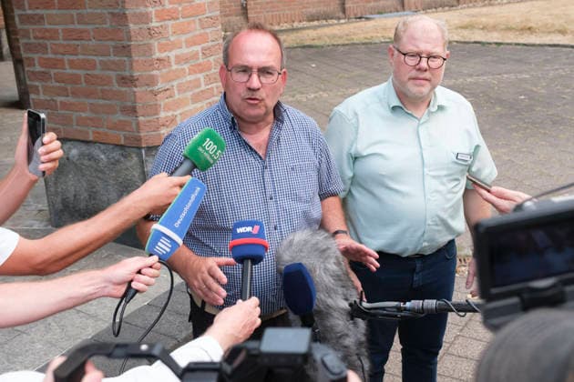Ralf Nolten (li.), Landrat des Kreises Dueren (Düren), und Stephan Cranen, Buergermeister von Huertgenwald, beim Statement fuer die Presse zum Grossbrand in Huertgewald (Hürtgenwald) im Kreis Dueren (Foto vom 15.08.2026). Der Grossbrand in der Gemeinde in Huertgenwald hat sich in der Nacht zu Samstag nicht weiter ausgebreitet. 1.400 Einsatzkraefte sind im Einsatz. Der Brand war am Donnerstagabend in der Eifelgemeinde ausgebrochen und hatte sich am Freitag auf etwa 300 Hektar ausgebreitet, eine Flaeche fast so gross wie der Central Park in New York. Es ist der groesste jemals dokumentierte Waldbrand in Nordrhein-Westfalen. (Siehe epd-Bericht vom 15.08.2026) EDITORIAL USE ONLY *** Ralf Nolten, District Administrator of the Düren District, an Copyright: epd-bild GuidoxSchiefer 260815_Waldbrand_H__rtgenwald_04