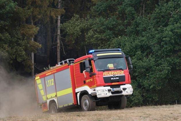 Feuerwehreinsatz in Gebieten des Waldbrandes in Huertgewald (Hürtgenwald) im Kreis Dueren (Foto vom 15.08.2026). Der Grossbrand in der Gemeinde in Huertgenwald hat sich in der Nacht zu Samstag nicht weiter ausgebreitet. 1.400 Einsatzkraefte sind im Einsatz. Der Brand war am Donnerstagabend in der Eifelgemeinde ausgebrochen und hatte sich am Freitag auf etwa 300 Hektar ausgebreitet, eine Flaeche fast so gross wie der Central Park in New York. Es ist der groesste jemals dokumentierte Waldbrand in Nordrhein-Westfalen. (Siehe epd-Bericht vom 15.08.2026) EDITORIAL USE ONLY *** Firefighting operation in areas affected by the wildfire in Hürtgenwald, Düren District. Photo taken on August 15, 2026. The major wildfire in the municipality of Hürtgen Copyright: epd-bild GuidoxSchiefer 260815_Waldbrand_H__rtgenwald_11