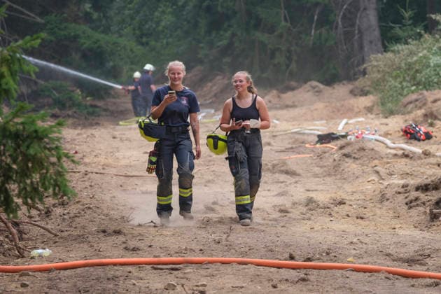 Feuerwehreinsatz in Gebieten des Waldbrandes in Huertgewald (Hürtgenwald) im Kreis Dueren (Foto vom 15.08.2026). Der Grossbrand in der Gemeinde in Huertgenwald hat sich in der Nacht zu Samstag nicht weiter ausgebreitet. 1.400 Einsatzkraefte sind im Einsatz. Der Brand war am Donnerstagabend in der Eifelgemeinde ausgebrochen und hatte sich am Freitag auf etwa 300 Hektar ausgebreitet, eine Flaeche fast so gross wie der Central Park in New York. Es ist der groesste jemals dokumentierte Waldbrand in Nordrhein-Westfalen. (Siehe epd-Bericht vom 15.08.2026) EDITORIAL USE ONLY *** Firefighting operation in areas affected by the wildfire in Hürtgenwald, Düren District. Photo taken on August 15, 2026. The major fire in the municipality of Hürtgenwald Copyright: epd-bild GuidoxSchiefer 260815_Waldbrand_H__rtgenwald_34