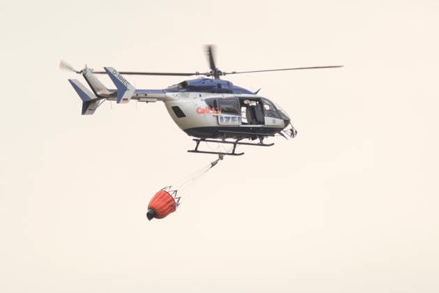 Hubschrauber der Bundespolizei im Einsatz beim Grossbrand im Wald von Huertgewald (Hürtgenwald) im Kreis Dueren (Düren) (Foto vom 15.08.2026). Der Grossbrand in der Gemeinde in Huertgenwald hat sich in der Nacht zu Samstag nicht weiter ausgebreitet. 1.400 Einsatzkraefte sind im Einsatz. Der Brand war am Donnerstagabend in der Eifelgemeinde ausgebrochen und hatte sich am Freitag auf etwa 300 Hektar ausgebreitet, eine Flaeche fast so gross wie der Central Park in New York. Es ist der groesste jemals dokumentierte Waldbrand in Nordrhein-Westfalen. (Siehe epd-Bericht vom 15.08.2026) EDITORIAL USE ONLY *** Federal Police helicopters in action during the major forest fire in Huertgenwald, in the district of Düren. Photo taken on August 15, 2026 Copyright: epd-bild GuidoxSchiefer 260815_Waldbrand_H__rtgenwald_36