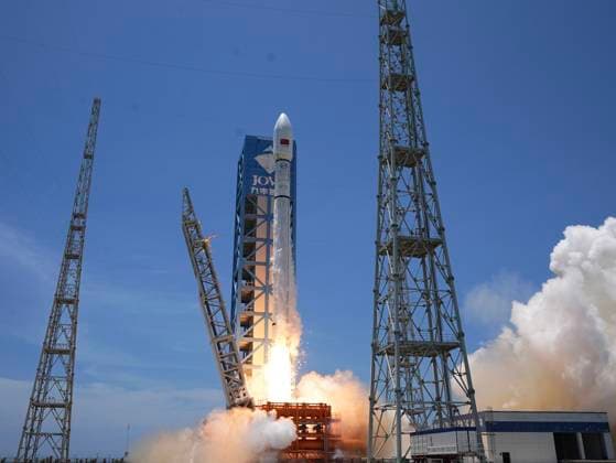 (260816) -- WENCHANG, Aug. 16, 2026 -- A Long March-12 carrier rocket carrying the 24th group of the low-orbit internet satellites blasts off from a commercial spacecraft launch site in south China s Hainan Province, Aug. 16, 2026. China sent a new batch of internet satellites into orbit Sunday from a commercial spacecraft launch site in the southern island province of Hainan. The satellites, the 24th group of the low-orbit internet satellites, lifted off aboard a Long March-12 carrier rocket at 12:10 p.m. (Beijing Time) and entered their preset orbits successfully. (Photo by Xinhua) (EyesOnSci) CHINA-HAINAN-INTERNET SATELLITES-LAUNCH (CN) LiuxJianqiu 
