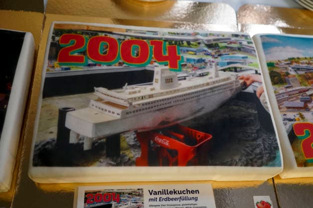 CNTV WUNDERLAND- Fuer jeder Neue Abteilung eroeffnung im Wunderland eine Torte fuer die Besucher bei 25 Jahre Miniatur Wunderland Die Besitzer Braun schmeissen eine große Party 16.AUGUST 2026 Hamburg Hafencity Hamburg Deutschland *** CNTV WUNDERLAND: For every new section that opens at Wunderland, there’s a cake for visitors. To celebrate 25 years of Miniatur Wunderland, the Braun family is throwing a big party on August 16, 2026, in Hamburg’s HafenCity, Hamburg, Germany.