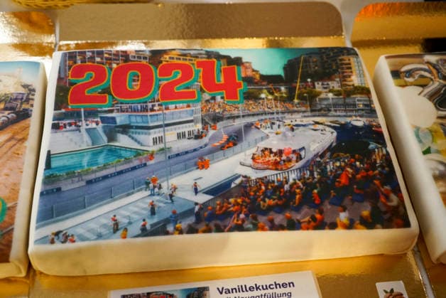 CNTV WUNDERLAND- Fuer jeder Neue Abteilung eroeffnung im Wunderland eine Torte fuer die Besucher bei 25 Jahre Miniatur Wunderland Die Besitzer Braun schmeissen eine große Party 16.AUGUST 2026 Hamburg Hafencity Hamburg Deutschland *** CNTV WUNDERLAND: For every new section that opens at Wunderland, there’s a cake for visitors. To celebrate 25 years of Miniatur Wunderland, the Braun family is throwing a big party on August 16, 2026, in Hamburg’s HafenCity, Hamburg, Germany.
