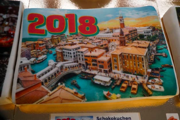 CNTV WUNDERLAND- Fuer jeder Neue Abteilung eroeffnung im Wunderland eine Torte fuer die Besucher bei 25 Jahre Miniatur Wunderland Die Besitzer Braun schmeissen eine große Party 16.AUGUST 2026 Hamburg Hafencity Hamburg Deutschland *** CNTV WUNDERLAND: For every new section that opens at Wunderland, there’s a cake for visitors. To celebrate 25 years of Miniatur Wunderland, the Braun family is throwing a big party on August 16, 2026, in Hamburg’s HafenCity, Hamburg, Germany.