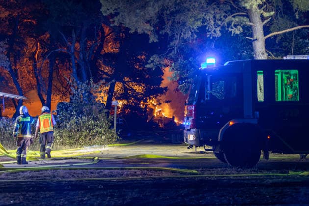 Großalarm nach Feuer in Reitanlage Reithalle und Lagerhalle in Vollbrand zwei Verletzte 200 Einsatzkräfte im Einsatz Am 15.08.2026 brannten in Heusenstamm im Landkreis Offenbach eine Reithalle und eine Lagerhalle einer Reitanlage in der Martinseestraße vollständig aus. Wegen der Trockenheit bestand hohe Ausbreitungsgefahr, zusätzlich kam es zu einem Waldbrand in unmittelbarer Nähe, weshalb Großalarm für die Feuerwehren im Kreis Offenbach ausgelöst wurde. Die Pferde der Anlage konnten in Sicherheit gebracht werden, Personen befanden sich nicht in den Gebäuden. Laut Pressesprecher Markus Tillmann vom Kreis Offenbach wurden eine Ersthelferin und eine Feuerwehrkraft verletzt. Rund 200 Einsatzkräfte aus dem gesamten Kreis