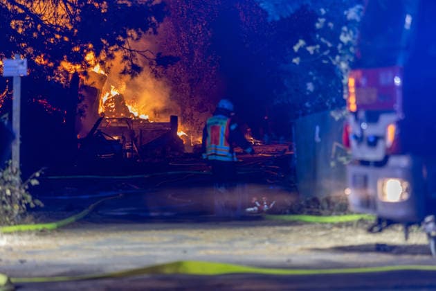 Großalarm nach Feuer in Reitanlage Reithalle und Lagerhalle in Vollbrand zwei Verletzte 200 Einsatzkräfte im Einsatz Am 15.08.2026 brannten in Heusenstamm im Landkreis Offenbach eine Reithalle und eine Lagerhalle einer Reitanlage in der Martinseestraße vollständig aus. Wegen der Trockenheit bestand hohe Ausbreitungsgefahr, zusätzlich kam es zu einem Waldbrand in unmittelbarer Nähe, weshalb Großalarm für die Feuerwehren im Kreis Offenbach ausgelöst wurde. Die Pferde der Anlage konnten in Sicherheit gebracht werden, Personen befanden sich nicht in den Gebäuden. Laut Pressesprecher Markus Tillmann vom Kreis Offenbach wurden eine Ersthelferin und eine Feuerwehrkraft verletzt. Rund 200 Einsatzkräfte aus dem gesamten Kreis