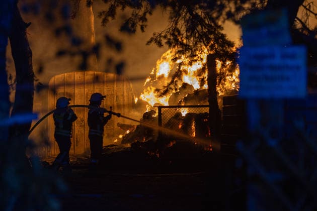 Großalarm nach Feuer in Reitanlage Reithalle und Lagerhalle in Vollbrand zwei Verletzte 200 Einsatzkräfte im Einsatz Am 15.08.2026 brannten in Heusenstamm im Landkreis Offenbach eine Reithalle und eine Lagerhalle einer Reitanlage in der Martinseestraße vollständig aus. Wegen der Trockenheit bestand hohe Ausbreitungsgefahr, zusätzlich kam es zu einem Waldbrand in unmittelbarer Nähe, weshalb Großalarm für die Feuerwehren im Kreis Offenbach ausgelöst wurde. Die Pferde der Anlage konnten in Sicherheit gebracht werden, Personen befanden sich nicht in den Gebäuden. Laut Pressesprecher Markus Tillmann vom Kreis Offenbach wurden eine Ersthelferin und eine Feuerwehrkraft verletzt. Rund 200 Einsatzkräfte aus dem gesamten Kreis