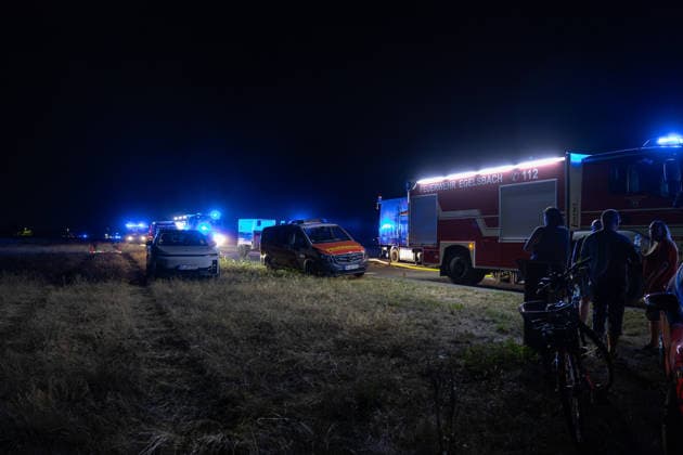 Großalarm nach Feuer in Reitanlage Reithalle und Lagerhalle in Vollbrand zwei Verletzte 200 Einsatzkräfte im Einsatz Am 15.08.2026 brannten in Heusenstamm im Landkreis Offenbach eine Reithalle und eine Lagerhalle einer Reitanlage in der Martinseestraße vollständig aus. Wegen der Trockenheit bestand hohe Ausbreitungsgefahr, zusätzlich kam es zu einem Waldbrand in unmittelbarer Nähe, weshalb Großalarm für die Feuerwehren im Kreis Offenbach ausgelöst wurde. Die Pferde der Anlage konnten in Sicherheit gebracht werden, Personen befanden sich nicht in den Gebäuden. Laut Pressesprecher Markus Tillmann vom Kreis Offenbach wurden eine Ersthelferin und eine Feuerwehrkraft verletzt. Rund 200 Einsatzkräfte aus dem gesamten Kreis