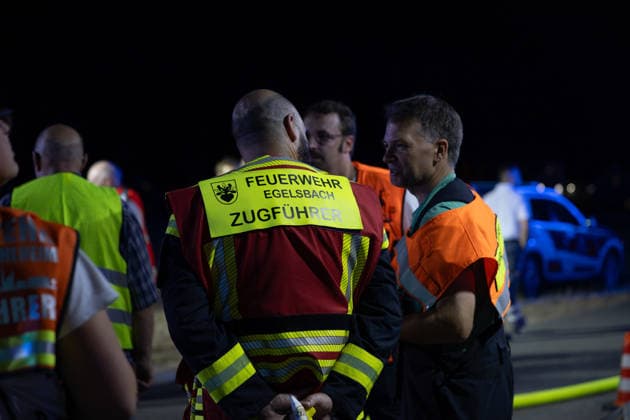Großalarm nach Feuer in Reitanlage Reithalle und Lagerhalle in Vollbrand zwei Verletzte 200 Einsatzkräfte im Einsatz Am 15.08.2026 brannten in Heusenstamm im Landkreis Offenbach eine Reithalle und eine Lagerhalle einer Reitanlage in der Martinseestraße vollständig aus. Wegen der Trockenheit bestand hohe Ausbreitungsgefahr, zusätzlich kam es zu einem Waldbrand in unmittelbarer Nähe, weshalb Großalarm für die Feuerwehren im Kreis Offenbach ausgelöst wurde. Die Pferde der Anlage konnten in Sicherheit gebracht werden, Personen befanden sich nicht in den Gebäuden. Laut Pressesprecher Markus Tillmann vom Kreis Offenbach wurden eine Ersthelferin und eine Feuerwehrkraft verletzt. Rund 200 Einsatzkräfte aus dem gesamten Kreis