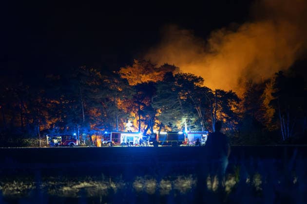 Großalarm nach Feuer in Reitanlage Reithalle und Lagerhalle in Vollbrand zwei Verletzte 200 Einsatzkräfte im Einsatz Am 15.08.2026 brannten in Heusenstamm im Landkreis Offenbach eine Reithalle und eine Lagerhalle einer Reitanlage in der Martinseestraße vollständig aus. Wegen der Trockenheit bestand hohe Ausbreitungsgefahr, zusätzlich kam es zu einem Waldbrand in unmittelbarer Nähe, weshalb Großalarm für die Feuerwehren im Kreis Offenbach ausgelöst wurde. Die Pferde der Anlage konnten in Sicherheit gebracht werden, Personen befanden sich nicht in den Gebäuden. Laut Pressesprecher Markus Tillmann vom Kreis Offenbach wurden eine Ersthelferin und eine Feuerwehrkraft verletzt. Rund 200 Einsatzkräfte aus dem gesamten Kreis
