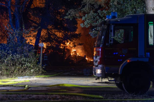 Großalarm nach Feuer in Reitanlage Reithalle und Lagerhalle in Vollbrand zwei Verletzte 200 Einsatzkräfte im Einsatz Am 15.08.2026 brannten in Heusenstamm im Landkreis Offenbach eine Reithalle und eine Lagerhalle einer Reitanlage in der Martinseestraße vollständig aus. Wegen der Trockenheit bestand hohe Ausbreitungsgefahr, zusätzlich kam es zu einem Waldbrand in unmittelbarer Nähe, weshalb Großalarm für die Feuerwehren im Kreis Offenbach ausgelöst wurde. Die Pferde der Anlage konnten in Sicherheit gebracht werden, Personen befanden sich nicht in den Gebäuden. Laut Pressesprecher Markus Tillmann vom Kreis Offenbach wurden eine Ersthelferin und eine Feuerwehrkraft verletzt. Rund 200 Einsatzkräfte aus dem gesamten Kreis