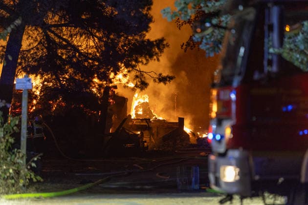 Großalarm nach Feuer in Reitanlage Reithalle und Lagerhalle in Vollbrand zwei Verletzte 200 Einsatzkräfte im Einsatz Am 15.08.2026 brannten in Heusenstamm im Landkreis Offenbach eine Reithalle und eine Lagerhalle einer Reitanlage in der Martinseestraße vollständig aus. Wegen der Trockenheit bestand hohe Ausbreitungsgefahr, zusätzlich kam es zu einem Waldbrand in unmittelbarer Nähe, weshalb Großalarm für die Feuerwehren im Kreis Offenbach ausgelöst wurde. Die Pferde der Anlage konnten in Sicherheit gebracht werden, Personen befanden sich nicht in den Gebäuden. Laut Pressesprecher Markus Tillmann vom Kreis Offenbach wurden eine Ersthelferin und eine Feuerwehrkraft verletzt. Rund 200 Einsatzkräfte aus dem gesamten Kreis
