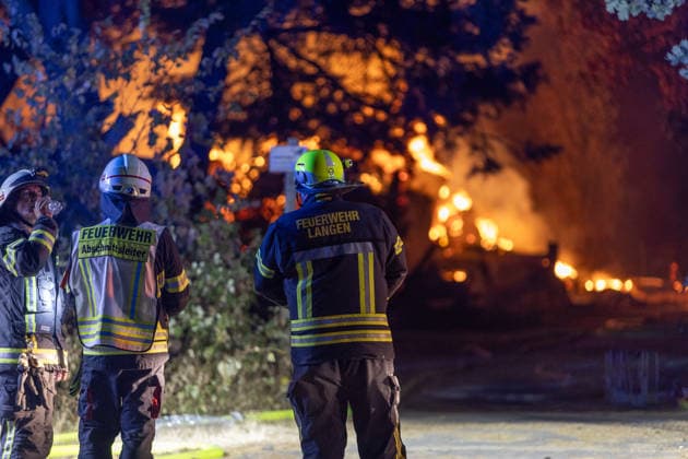 Großalarm nach Feuer in Reitanlage Reithalle und Lagerhalle in Vollbrand zwei Verletzte 200 Einsatzkräfte im Einsatz Am 15.08.2026 brannten in Heusenstamm im Landkreis Offenbach eine Reithalle und eine Lagerhalle einer Reitanlage in der Martinseestraße vollständig aus. Wegen der Trockenheit bestand hohe Ausbreitungsgefahr, zusätzlich kam es zu einem Waldbrand in unmittelbarer Nähe, weshalb Großalarm für die Feuerwehren im Kreis Offenbach ausgelöst wurde. Die Pferde der Anlage konnten in Sicherheit gebracht werden, Personen befanden sich nicht in den Gebäuden. Laut Pressesprecher Markus Tillmann vom Kreis Offenbach wurden eine Ersthelferin und eine Feuerwehrkraft verletzt. Rund 200 Einsatzkräfte aus dem gesamten Kreis
