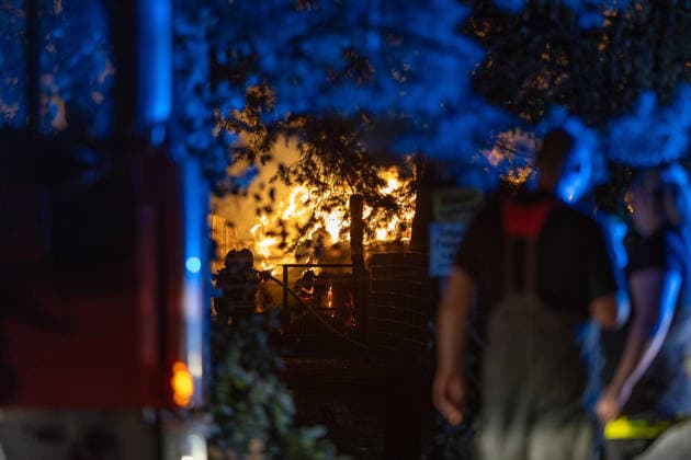 Großalarm nach Feuer in Reitanlage Reithalle und Lagerhalle in Vollbrand zwei Verletzte 200 Einsatzkräfte im Einsatz Am 15.08.2026 brannten in Heusenstamm im Landkreis Offenbach eine Reithalle und eine Lagerhalle einer Reitanlage in der Martinseestraße vollständig aus. Wegen der Trockenheit bestand hohe Ausbreitungsgefahr, zusätzlich kam es zu einem Waldbrand in unmittelbarer Nähe, weshalb Großalarm für die Feuerwehren im Kreis Offenbach ausgelöst wurde. Die Pferde der Anlage konnten in Sicherheit gebracht werden, Personen befanden sich nicht in den Gebäuden. Laut Pressesprecher Markus Tillmann vom Kreis Offenbach wurden eine Ersthelferin und eine Feuerwehrkraft verletzt. Rund 200 Einsatzkräfte aus dem gesamten Kreis