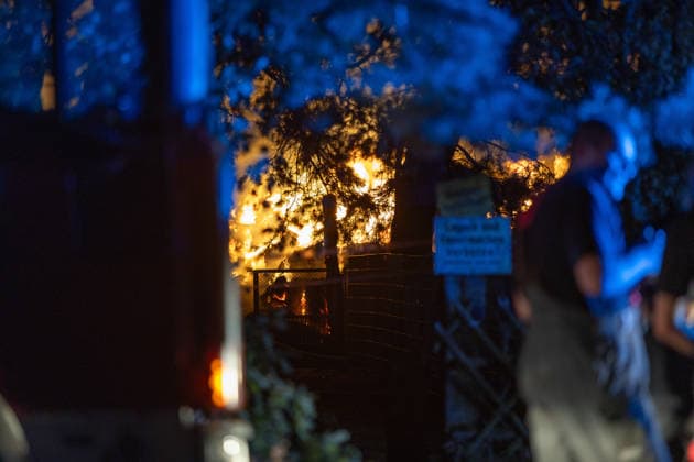 Großalarm nach Feuer in Reitanlage Reithalle und Lagerhalle in Vollbrand zwei Verletzte 200 Einsatzkräfte im Einsatz Am 15.08.2026 brannten in Heusenstamm im Landkreis Offenbach eine Reithalle und eine Lagerhalle einer Reitanlage in der Martinseestraße vollständig aus. Wegen der Trockenheit bestand hohe Ausbreitungsgefahr, zusätzlich kam es zu einem Waldbrand in unmittelbarer Nähe, weshalb Großalarm für die Feuerwehren im Kreis Offenbach ausgelöst wurde. Die Pferde der Anlage konnten in Sicherheit gebracht werden, Personen befanden sich nicht in den Gebäuden. Laut Pressesprecher Markus Tillmann vom Kreis Offenbach wurden eine Ersthelferin und eine Feuerwehrkraft verletzt. Rund 200 Einsatzkräfte aus dem gesamten Kreis