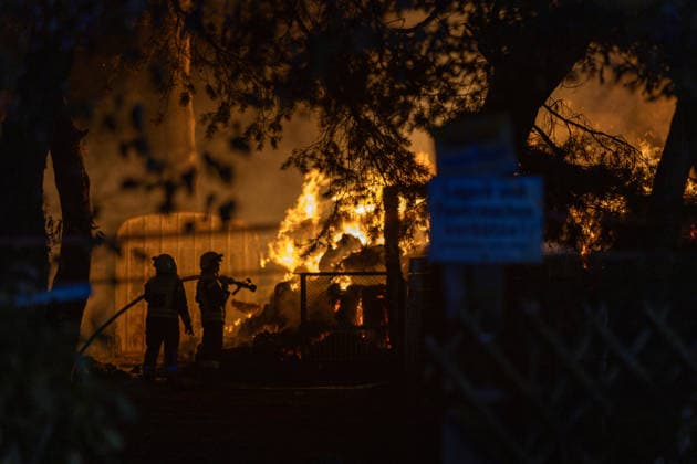 Großalarm nach Feuer in Reitanlage Reithalle und Lagerhalle in Vollbrand zwei Verletzte 200 Einsatzkräfte im Einsatz Am 15.08.2026 brannten in Heusenstamm im Landkreis Offenbach eine Reithalle und eine Lagerhalle einer Reitanlage in der Martinseestraße vollständig aus. Wegen der Trockenheit bestand hohe Ausbreitungsgefahr, zusätzlich kam es zu einem Waldbrand in unmittelbarer Nähe, weshalb Großalarm für die Feuerwehren im Kreis Offenbach ausgelöst wurde. Die Pferde der Anlage konnten in Sicherheit gebracht werden, Personen befanden sich nicht in den Gebäuden. Laut Pressesprecher Markus Tillmann vom Kreis Offenbach wurden eine Ersthelferin und eine Feuerwehrkraft verletzt. Rund 200 Einsatzkräfte aus dem gesamten Kreis