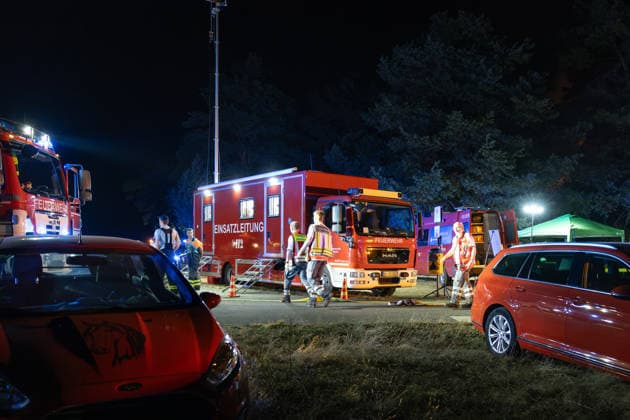 Großalarm nach Feuer in Reitanlage Reithalle und Lagerhalle in Vollbrand zwei Verletzte 200 Einsatzkräfte im Einsatz Am 15.08.2026 brannten in Heusenstamm im Landkreis Offenbach eine Reithalle und eine Lagerhalle einer Reitanlage in der Martinseestraße vollständig aus. Wegen der Trockenheit bestand hohe Ausbreitungsgefahr, zusätzlich kam es zu einem Waldbrand in unmittelbarer Nähe, weshalb Großalarm für die Feuerwehren im Kreis Offenbach ausgelöst wurde. Die Pferde der Anlage konnten in Sicherheit gebracht werden, Personen befanden sich nicht in den Gebäuden. Laut Pressesprecher Markus Tillmann vom Kreis Offenbach wurden eine Ersthelferin und eine Feuerwehrkraft verletzt. Rund 200 Einsatzkräfte aus dem gesamten Kreis