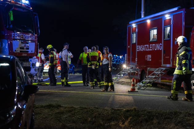 Großalarm nach Feuer in Reitanlage Reithalle und Lagerhalle in Vollbrand zwei Verletzte 200 Einsatzkräfte im Einsatz Am 15.08.2026 brannten in Heusenstamm im Landkreis Offenbach eine Reithalle und eine Lagerhalle einer Reitanlage in der Martinseestraße vollständig aus. Wegen der Trockenheit bestand hohe Ausbreitungsgefahr, zusätzlich kam es zu einem Waldbrand in unmittelbarer Nähe, weshalb Großalarm für die Feuerwehren im Kreis Offenbach ausgelöst wurde. Die Pferde der Anlage konnten in Sicherheit gebracht werden, Personen befanden sich nicht in den Gebäuden. Laut Pressesprecher Markus Tillmann vom Kreis Offenbach wurden eine Ersthelferin und eine Feuerwehrkraft verletzt. Rund 200 Einsatzkräfte aus dem gesamten Kreis