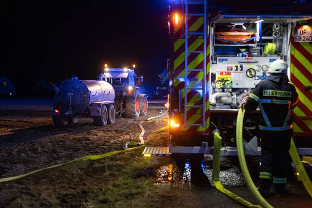 Großalarm nach Feuer in Reitanlage Reithalle und Lagerhalle in Vollbrand zwei Verletzte 200 Einsatzkräfte im Einsatz Am 15.08.2026 brannten in Heusenstamm im Landkreis Offenbach eine Reithalle und eine Lagerhalle einer Reitanlage in der Martinseestraße vollständig aus. Wegen der Trockenheit bestand hohe Ausbreitungsgefahr, zusätzlich kam es zu einem Waldbrand in unmittelbarer Nähe, weshalb Großalarm für die Feuerwehren im Kreis Offenbach ausgelöst wurde. Die Pferde der Anlage konnten in Sicherheit gebracht werden, Personen befanden sich nicht in den Gebäuden. Laut Pressesprecher Markus Tillmann vom Kreis Offenbach wurden eine Ersthelferin und eine Feuerwehrkraft verletzt. Rund 200 Einsatzkräfte aus dem gesamten Kreis