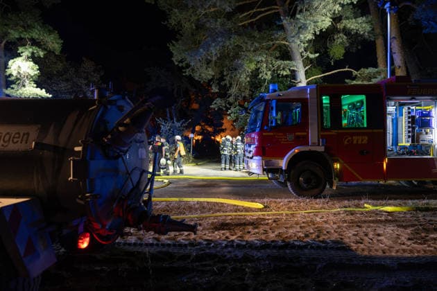 Großalarm nach Feuer in Reitanlage Reithalle und Lagerhalle in Vollbrand zwei Verletzte 200 Einsatzkräfte im Einsatz Am 15.08.2026 brannten in Heusenstamm im Landkreis Offenbach eine Reithalle und eine Lagerhalle einer Reitanlage in der Martinseestraße vollständig aus. Wegen der Trockenheit bestand hohe Ausbreitungsgefahr, zusätzlich kam es zu einem Waldbrand in unmittelbarer Nähe, weshalb Großalarm für die Feuerwehren im Kreis Offenbach ausgelöst wurde. Die Pferde der Anlage konnten in Sicherheit gebracht werden, Personen befanden sich nicht in den Gebäuden. Laut Pressesprecher Markus Tillmann vom Kreis Offenbach wurden eine Ersthelferin und eine Feuerwehrkraft verletzt. Rund 200 Einsatzkräfte aus dem gesamten Kreis