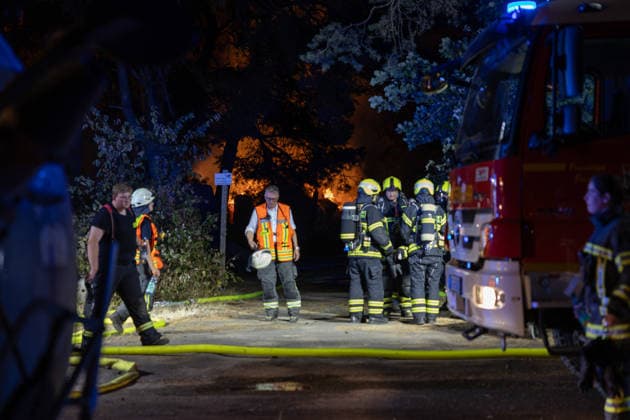 Großalarm nach Feuer in Reitanlage Reithalle und Lagerhalle in Vollbrand zwei Verletzte 200 Einsatzkräfte im Einsatz Am 15.08.2026 brannten in Heusenstamm im Landkreis Offenbach eine Reithalle und eine Lagerhalle einer Reitanlage in der Martinseestraße vollständig aus. Wegen der Trockenheit bestand hohe Ausbreitungsgefahr, zusätzlich kam es zu einem Waldbrand in unmittelbarer Nähe, weshalb Großalarm für die Feuerwehren im Kreis Offenbach ausgelöst wurde. Die Pferde der Anlage konnten in Sicherheit gebracht werden, Personen befanden sich nicht in den Gebäuden. Laut Pressesprecher Markus Tillmann vom Kreis Offenbach wurden eine Ersthelferin und eine Feuerwehrkraft verletzt. Rund 200 Einsatzkräfte aus dem gesamten Kreis
