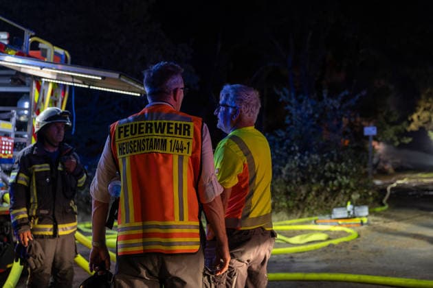 Großalarm nach Feuer in Reitanlage Reithalle und Lagerhalle in Vollbrand zwei Verletzte 200 Einsatzkräfte im Einsatz Am 15.08.2026 brannten in Heusenstamm im Landkreis Offenbach eine Reithalle und eine Lagerhalle einer Reitanlage in der Martinseestraße vollständig aus. Wegen der Trockenheit bestand hohe Ausbreitungsgefahr, zusätzlich kam es zu einem Waldbrand in unmittelbarer Nähe, weshalb Großalarm für die Feuerwehren im Kreis Offenbach ausgelöst wurde. Die Pferde der Anlage konnten in Sicherheit gebracht werden, Personen befanden sich nicht in den Gebäuden. Laut Pressesprecher Markus Tillmann vom Kreis Offenbach wurden eine Ersthelferin und eine Feuerwehrkraft verletzt. Rund 200 Einsatzkräfte aus dem gesamten Kreis