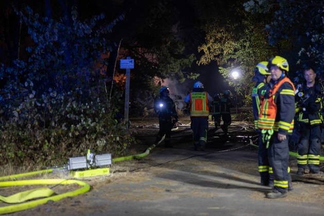 Großalarm nach Feuer in Reitanlage Reithalle und Lagerhalle in Vollbrand zwei Verletzte 200 Einsatzkräfte im Einsatz Am 15.08.2026 brannten in Heusenstamm im Landkreis Offenbach eine Reithalle und eine Lagerhalle einer Reitanlage in der Martinseestraße vollständig aus. Wegen der Trockenheit bestand hohe Ausbreitungsgefahr, zusätzlich kam es zu einem Waldbrand in unmittelbarer Nähe, weshalb Großalarm für die Feuerwehren im Kreis Offenbach ausgelöst wurde. Die Pferde der Anlage konnten in Sicherheit gebracht werden, Personen befanden sich nicht in den Gebäuden. Laut Pressesprecher Markus Tillmann vom Kreis Offenbach wurden eine Ersthelferin und eine Feuerwehrkraft verletzt. Rund 200 Einsatzkräfte aus dem gesamten Kreis