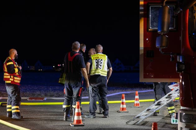 Großalarm nach Feuer in Reitanlage Reithalle und Lagerhalle in Vollbrand zwei Verletzte 200 Einsatzkräfte im Einsatz Am 15.08.2026 brannten in Heusenstamm im Landkreis Offenbach eine Reithalle und eine Lagerhalle einer Reitanlage in der Martinseestraße vollständig aus. Wegen der Trockenheit bestand hohe Ausbreitungsgefahr, zusätzlich kam es zu einem Waldbrand in unmittelbarer Nähe, weshalb Großalarm für die Feuerwehren im Kreis Offenbach ausgelöst wurde. Die Pferde der Anlage konnten in Sicherheit gebracht werden, Personen befanden sich nicht in den Gebäuden. Laut Pressesprecher Markus Tillmann vom Kreis Offenbach wurden eine Ersthelferin und eine Feuerwehrkraft verletzt. Rund 200 Einsatzkräfte aus dem gesamten Kreis