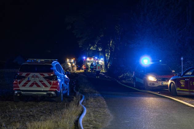 Großalarm nach Feuer in Reitanlage Reithalle und Lagerhalle in Vollbrand zwei Verletzte 200 Einsatzkräfte im Einsatz Am 15.08.2026 brannten in Heusenstamm im Landkreis Offenbach eine Reithalle und eine Lagerhalle einer Reitanlage in der Martinseestraße vollständig aus. Wegen der Trockenheit bestand hohe Ausbreitungsgefahr, zusätzlich kam es zu einem Waldbrand in unmittelbarer Nähe, weshalb Großalarm für die Feuerwehren im Kreis Offenbach ausgelöst wurde. Die Pferde der Anlage konnten in Sicherheit gebracht werden, Personen befanden sich nicht in den Gebäuden. Laut Pressesprecher Markus Tillmann vom Kreis Offenbach wurden eine Ersthelferin und eine Feuerwehrkraft verletzt. Rund 200 Einsatzkräfte aus dem gesamten Kreis
