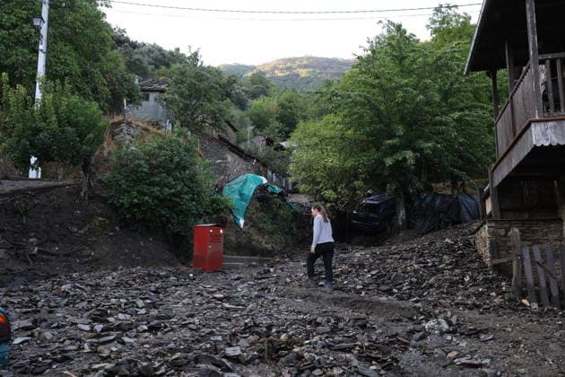 Two women died and two minors sustained minor injuries in the flash flood in Manzaneda de Valdueza, León. Streets were covered in mud as a result of the flash flood that occurred on the afternoon of Saturday, August 15, as of August 16, 2026, in Manzaneda de Valdueza, Ponferrada, León, Castile and León, Spain. A flash flood triggered a landslide on the hillside, and the water and mud rushed down Calle de la Iglesia, flooding a wine cellar and causing the deaths of two women, aged approximately 60 and 80, and causing minor injuries to two minors. AUGUST 16, 2026 FLASH FLOOD LANDSLIDE Manzaneda de Valdueza, Ponferrada Manzaneda de Valdueza, Ponferrada, Spain  Copyright: xFernandoxOterox 7716095
