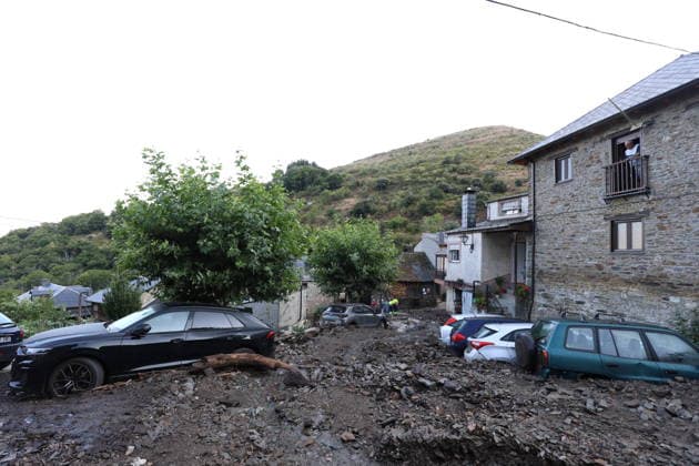 Two women died and two minors sustained minor injuries in the flash flood in Manzaneda de Valdueza, León. Streets were covered in mud as a result of the flash flood that occurred on the afternoon of Saturday, August 15, as of August 16, 2026, in Manzaneda de Valdueza, Ponferrada, León, Castile and León, Spain. A flash flood triggered a landslide on the hillside, and the water and mud rushed down Calle de la Iglesia, flooding a wine cellar and causing the deaths of two women, aged approximately 60 and 80, and causing minor injuries to two minors. AUGUST 16, 2026 FLASH FLOOD LANDSLIDE Manzaneda de Valdueza, Ponferrada Manzaneda de Valdueza, Ponferrada, Spain  Copyright: xFernandoxOterox 7716096