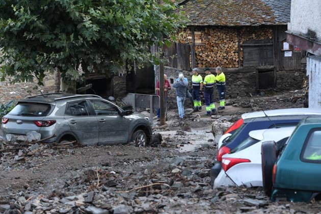Two women died and two minors sustained minor injuries in the flash flood in Manzaneda de Valdueza, León. Streets were covered in mud as a result of the flash flood that occurred on the afternoon of Saturday, August 15, as of August 16, 2026, in Manzaneda de Valdueza, Ponferrada, León, Castile and León, Spain. A flash flood triggered a landslide on the hillside, and the water and mud rushed down Calle de la Iglesia, flooding a wine cellar and causing the deaths of two women, aged approximately 60 and 80, and causing minor injuries to two minors. AUGUST 16, 2026 FLASH FLOOD LANDSLIDE Manzaneda de Valdueza, Ponferrada Manzaneda de Valdueza, Ponferrada, Spain  Copyright: xFernandoxOterox 7716097