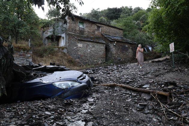 Two women died and two minors sustained minor injuries in the flash flood in Manzaneda de Valdueza, León. Streets were covered in mud as a result of the flash flood that occurred on the afternoon of Saturday, August 15, as of August 16, 2026, in Manzaneda de Valdueza, Ponferrada, León, Castile and León, Spain. A flash flood triggered a landslide on the hillside, and the water and mud rushed down Calle de la Iglesia, flooding a wine cellar and causing the deaths of two women, aged approximately 60 and 80, and causing minor injuries to two minors. AUGUST 16, 2026 FLASH FLOOD LANDSLIDE Manzaneda de Valdueza, Ponferrada Manzaneda de Valdueza, Ponferrada, Spain  Copyright: xFernandoxOterox 7716098