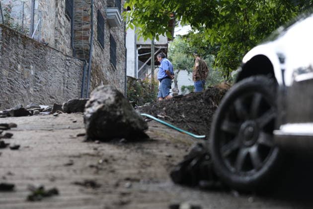 Two women died and two minors sustained minor injuries in the flash flood in Manzaneda de Valdueza, León. Streets were covered in mud as a result of the flash flood that occurred on the afternoon of Saturday, August 15, as of August 16, 2026, in Manzaneda de Valdueza, Ponferrada, León, Castile and León, Spain. A flash flood triggered a landslide on the hillside, and the water and mud rushed down Calle de la Iglesia, flooding a wine cellar and causing the deaths of two women, aged approximately 60 and 80, and causing minor injuries to two minors. AUGUST 16, 2026 FLASH FLOOD LANDSLIDE Manzaneda de Valdueza, Ponferrada Manzaneda de Valdueza, Ponferrada, Spain  Copyright: xFernandoxOterox 7716101