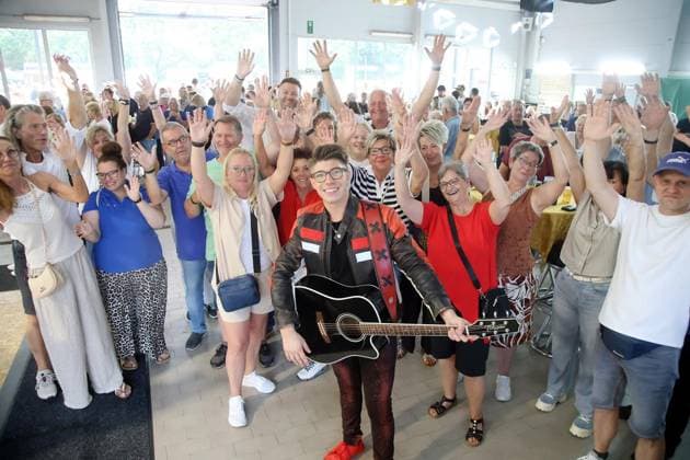 Sommerschlagerparty der 1. KGK im Autohaus Köster ** NUR FÜR REDAKTIONELLE ZWECKE ** EDITORIAL USE ONLY **<p>Davin Herbrüggen bei der Sommer Schlagerparty der 1. KG Königshardt am Samstag, dn 15. August 2026 im Autohaus Köster in Oberhauen Schmachtendorf. Deutschland NRW Oberhausen Copyright: KerstinxBögeholz *** 1 KGK Summer Schlager Party at the Köster Car Dealership ** FOR EDITORIAL USE ONLY ** EDITORIAL USE ONLY ** p Davin Herbrüggen at the 1 KG Königshardt Summer Schlager Party on Saturday, August 15, 2026, at the Köster Car Dealership in Oberhauen Schmachtendorf, Germany (NRW, Oberhausen). Copyright KerstinxBögeholz Copyright: KerstinxBögeholz doc876jhvy7z2d1ewnwjqxq ,EDITORIAL USE ONLY