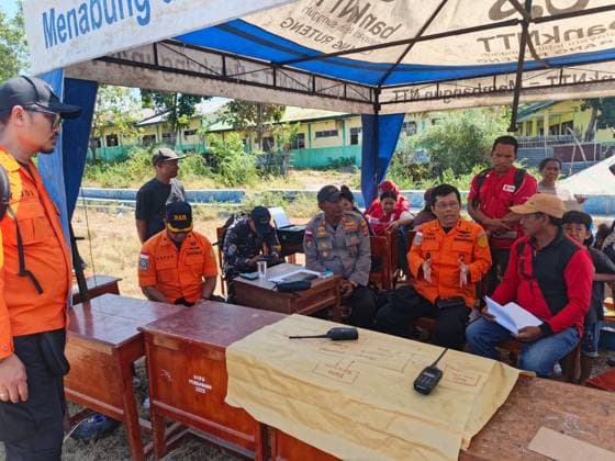 Earthquake emergency response continues in Indonesia after magnitude 7.7 quake EAST MANGGARAI, INDONESIA - AUGUST 16: (----EDITORIAL USE ONLY - MANDATORY CREDIT - INDONESIAN NATIONAL SEARCH AND RESCUE AGENCY (BASARNAS) HANDOUT - NO MARKETING NO ADVERTISING CAMPAIGNS - DISTRIBUTED AS A SERVICE TO CLIENTS----) Search and rescue officials coordinate emergency operations in Flores, East Nusa Tenggara, following a magnitude 7.7 earthquake in East Manggarai, Indonesia, on August 16, 2026, as authorities report 51 deaths and 132 injuries, bringing the total number of casualties to 183. Basarnas Handout Anadolu East manggarai Indonesia. Editorial use only. Please get in touch for any other usage.  Copyright: x2026xAnadoluxBasarnasx xHandoutx