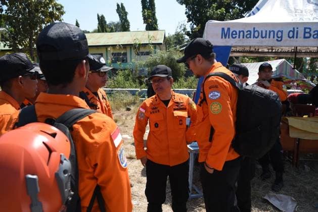 Earthquake emergency response continues in Indonesia after magnitude 7.7 quake EAST MANGGARAI, INDONESIA - AUGUST 16: (----EDITORIAL USE ONLY - MANDATORY CREDIT - INDONESIAN NATIONAL SEARCH AND RESCUE AGENCY (BASARNAS) HANDOUT - NO MARKETING NO ADVERTISING CAMPAIGNS - DISTRIBUTED AS A SERVICE TO CLIENTS----) Search and rescue personnel receive instructions during emergency operations in Flores, East Nusa Tenggara, following a magnitude 7.7 earthquake in East Manggarai, Indonesia, on August 16, 2026, as authorities report 51 deaths and 132 injuries, bringing the total number of casualties to 183. Basarnas Handout Anadolu East manggarai Indonesia. Editorial use only. Please get in touch for any other usage.  Copyright: x2026xAnadoluxBasarnasx xHandoutx