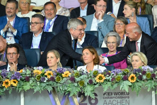 Aachen, Hauptstadion, 15.08.26, GER, FEI World Championships Aachen 2026, Lindt-Preis, Grand Prix Freestyle Dressur Bild: v.li. NRW-Ministerpraesident Hendrik WUEST, IOC-Praesidentin Kirsty COVENTRY, Dr. Thomas BACH (ehemaliger IOC-Praesident), Stefanie PETERS (Praesidentin Aachen-Laurensberger Rennverein), Prinzessin Benedikte von Daenemark, Kai WEGNER (regierender Buergermeister von Berlin) und Ursula VON DER LEYEN (Praesidentin der Europaeischen Kommission) Nordrhein-Westfalen Deutschland *** Aachen, Main Stadium, August 15, 2026, GER, FEI World Championships Aachen 2026, Lindt Prize, Grand Prix Freestyle Dressage. Pictured from left: Hendrik WUEST, Minister-President of North Rhine-Westphalia; Kirsty COVENTRY, IOC President; Dr. Thomas