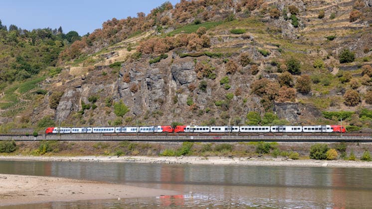Niedrigwasser am Rhein nach langer Dürrephase, Kaub, 15.08.2026 Der Rhein führt nach langer Dürrephase deutliches Niedrigwasser, während ein Regionalzug auf der linken Rheinstrecke entlangfährt. Breite Sandbänke liegen am Ufer frei. Kaub Rheinland-Pfalz Deutschland *** Low Water Levels on the Rhine After a Long Drought, Kaub, August 15, 2026. After a long drought, the Rhine is at significantly low water levels, while a regional train passes along the left bank of the river. Wide sandbars are exposed along the shore. Kaub, Rhineland-Palatinate, Germany 20260815-286A5660-M4000