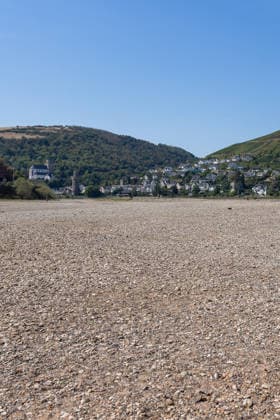 Niedrigwasser am Rhein nach langer Dürrephase, Kaub, 15.08.2026 Der Rhein führt nach langer Dürrephase extremes Niedrigwasser, neben den Fahrrinnen der Binnenschifffahrt liegt kein Wasser mehr. Weite Kies- und Geröllflächen liegen trocken, im Hintergrund ist die Ortschaft am gegenüberliegenden Ufer zu erkennen. Kaub Rheinland-Pfalz Deutschland *** Low Water Levels on the Rhine Following a Long Drought, Kaub, August 15, 2026 After a long drought, the Rhine is at extremely low levels; there is no water left outside the navigation channels for inland waterway shipping. Vast areas of gravel and boulders lie dry; in the background, the village on the opposite bank can be seen. Kaub, Rhineland-Palatinate, Germany 20260815-286A5667-M4000