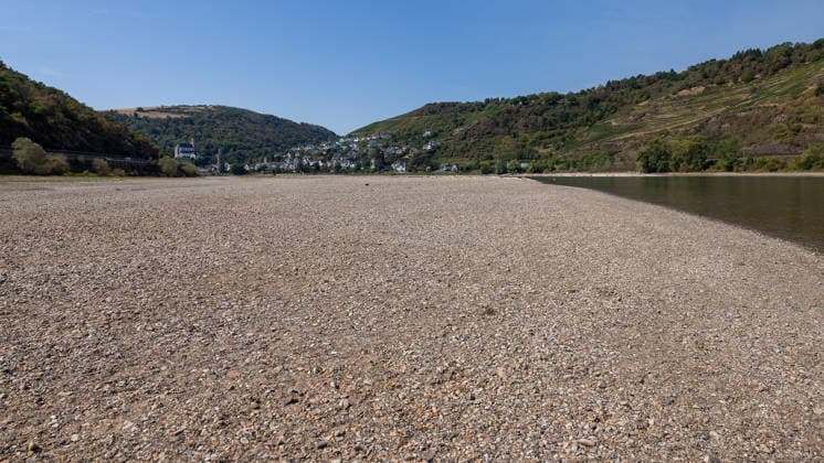 Niedrigwasser am Rhein nach langer Dürrephase, Kaub, 15.08.2026 Der Rhein führt nach langer Dürrephase extremes Niedrigwasser, weite Kies- und Schotterflächen liegen trocken. Im Hintergrund ist die Ortschaft Oberwesel zu erkennen. Kaub Rheinland-Pfalz Deutschland *** Low Water Levels on the Rhine After a Long Drought, Kaub, August 15, 2026. After a long drought, the Rhine is at extremely low levels; vast areas of gravel and cobblestones lie dry. The town of Oberwesel can be seen in the background. Kaub, Rhineland-Palatinate, Germany 20260815-286A5668-M4000