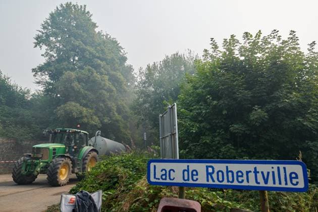 Farmer carrying water from Robertville lake with a tractor a fire rages in the Hautes Fagnes (High Fens) nature reserve, on Sunday 16 August 2026 in Robertville. The fire started on August 14th and 2700 hectares (on a total of 4500) are impacted.  NICOLASxLAMBERT 183509374