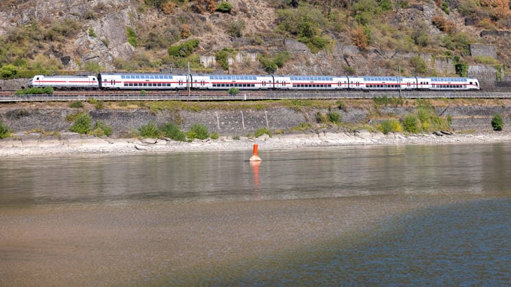 Niedrigwasser am Rhein nach langer Dürrephase, Kaub, 15.08.2026 Ein Intercity der Deutschen Bahn fährt auf der linken Rheinstrecke entlang des Ufers. Der Rhein führt nach langer Dürrephase deutliches Niedrigwasser, die Uferböschung liegt weitgehend trocken. Kaub Rheinland-Pfalz Deutschland *** Low Water Levels on the Rhine After a Long Drought, Kaub, August 15, 2026 A Deutsche Bahn Intercity train travels along the left bank of the Rhine. After a long dry spell, the Rhine is at significantly low water levels; the riverbank is largely dry. Kaub, Rhineland-Palatinate, Germany 20260815-286A5759-M4000