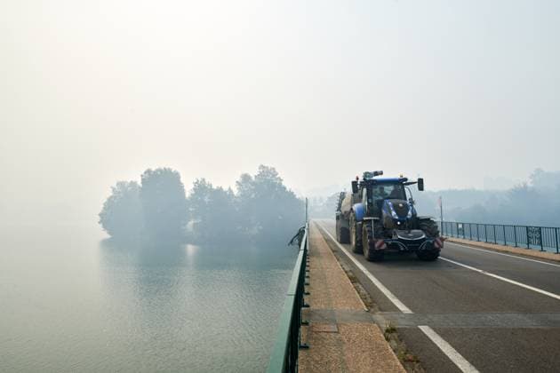 Lot of smoke as a farmer is carrying water from Robertville lake with a tractor a fire rages in the Hautes Fagnes (High Fens) nature reserve, on Sunday 16 August 2026 in Robertville. The fire started on August 14th and 2700 hectares (on a total of 4500) are impacted.  NICOLASxLAMBERT 183509353