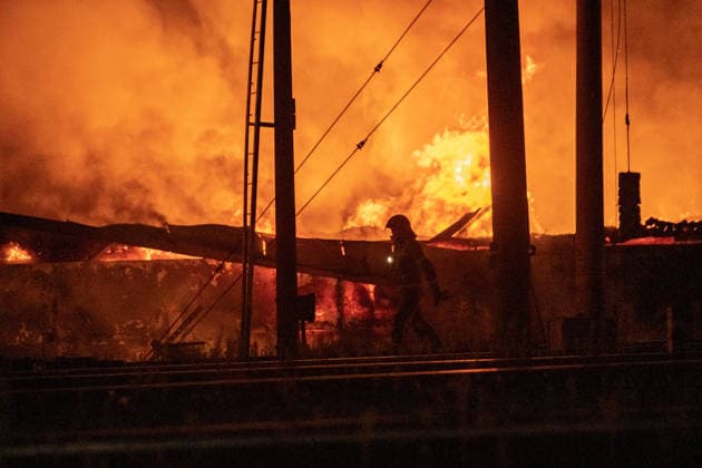 August 16, 2026, Kyiv, Ukraine: People stand near railway tracks as a fire burns following a russian missile attack in Kyiv, Ukraine Kyiv Ukraine - ZUMAs319 20260816_znp_s319_004 Copyright: xGabyxSchuetzex