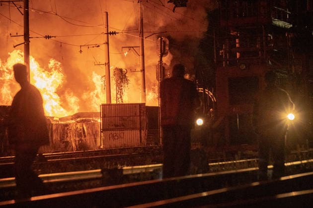 August 16, 2026, Kyiv, Ukraine: People stand near railway tracks as a fire burns following a russian missile attack in Kyiv, Ukraine Kyiv Ukraine - ZUMAs319 20260816_znp_s319_005 Copyright: xGabyxSchuetzex