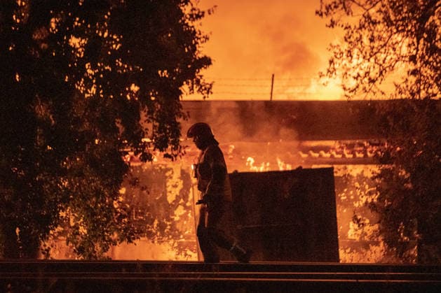 August 16, 2026, Kyiv, Ukraine: People stand near railway tracks as a fire burns following a russian missile attack in Kyiv, Ukraine Kyiv Ukraine - ZUMAs319 20260816_znp_s319_008 Copyright: xGabyxSchuetzex