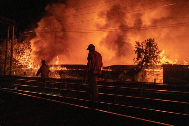 August 16, 2026, Kyiv, Ukraine: People stand near railway tracks as a fire burns following a russian missile attack in Kyiv, Ukraine Kyiv Ukraine - ZUMAs319 20260816_znp_s319_011 Copyright: xGabyxSchuetzex
