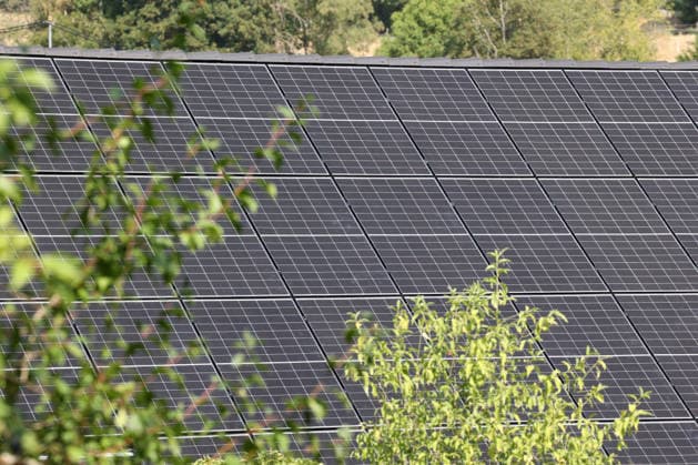 Wohnungsbau, Hausbau im Siegerland. Ein Neubau entsteht in einem Stadtteil von Siegen. Auf dem Hausdach wurden Photovoltaik, Solarkollektoren installiert. Wohnen im Siegerland am 16.08.2026 in Siegen Deutschland.